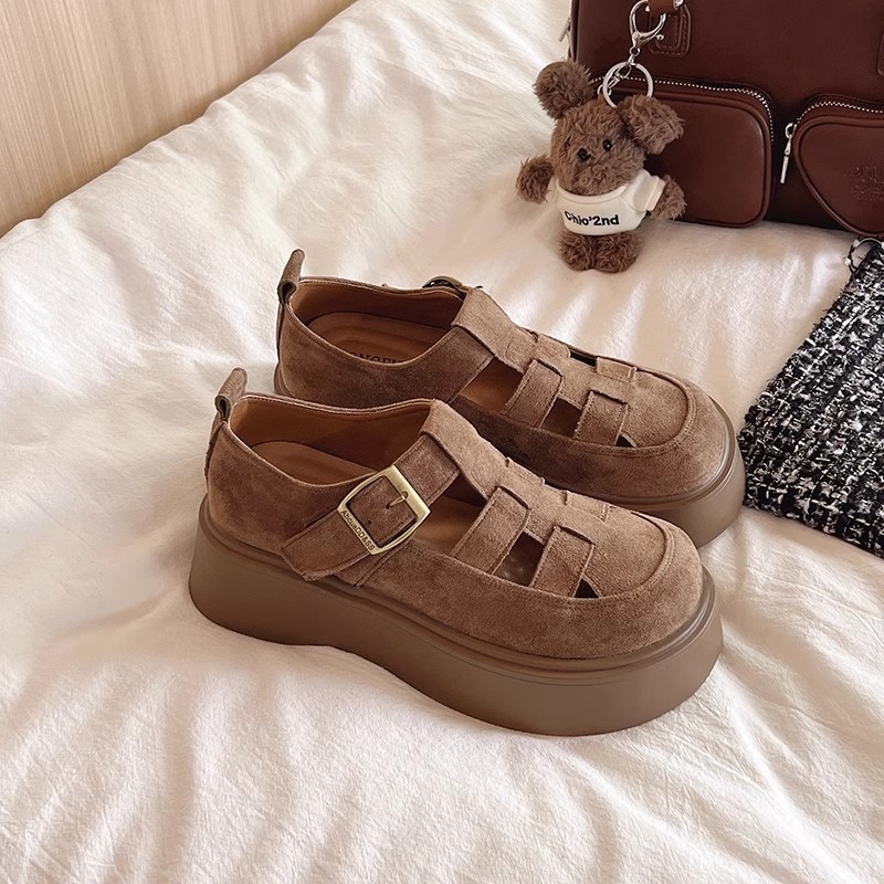 Loferiai su PU viršutine dalimi, gumos pada, vidutinio aukščio kulnas 3-5 cm, sagtis užsegimui