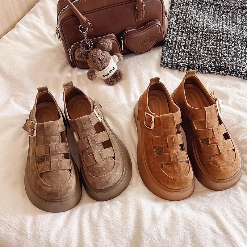 Loferiai su PU viršutine dalimi, gumos pada, vidutinio aukščio kulnas 3-5 cm, sagtis užsegimui