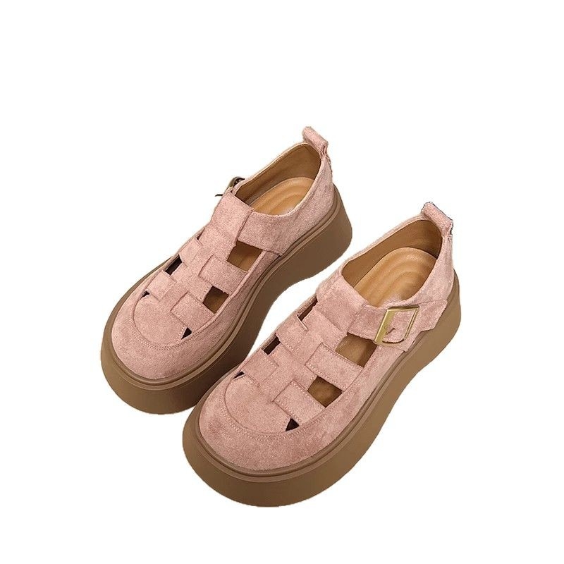 Loferiai su PU viršutine dalimi, gumos pada, vidutinio aukščio kulnas 3-5 cm, sagtis užsegimui