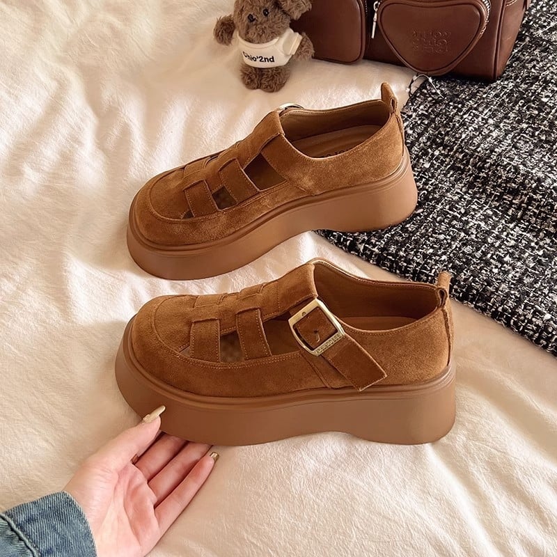 Loferiai su PU viršutine dalimi, gumos pada, vidutinio aukščio kulnas 3-5 cm, sagtis užsegimui