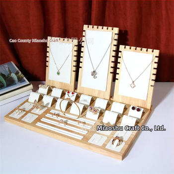 Asztali ékszeres állvány fából, egyszintű kiállító tálcával és tömörfa alap