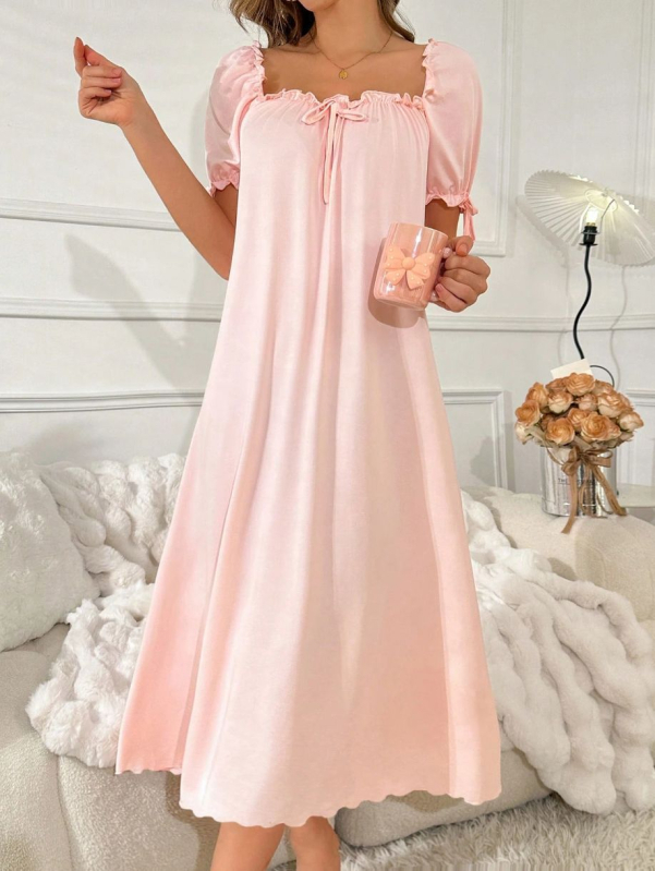 Hosszú női hálóing, poliészter anyagból, 3/4-s ujjak, négyszögletes gallér, vékony anyag 101–120 g/m², hosszú szoknya