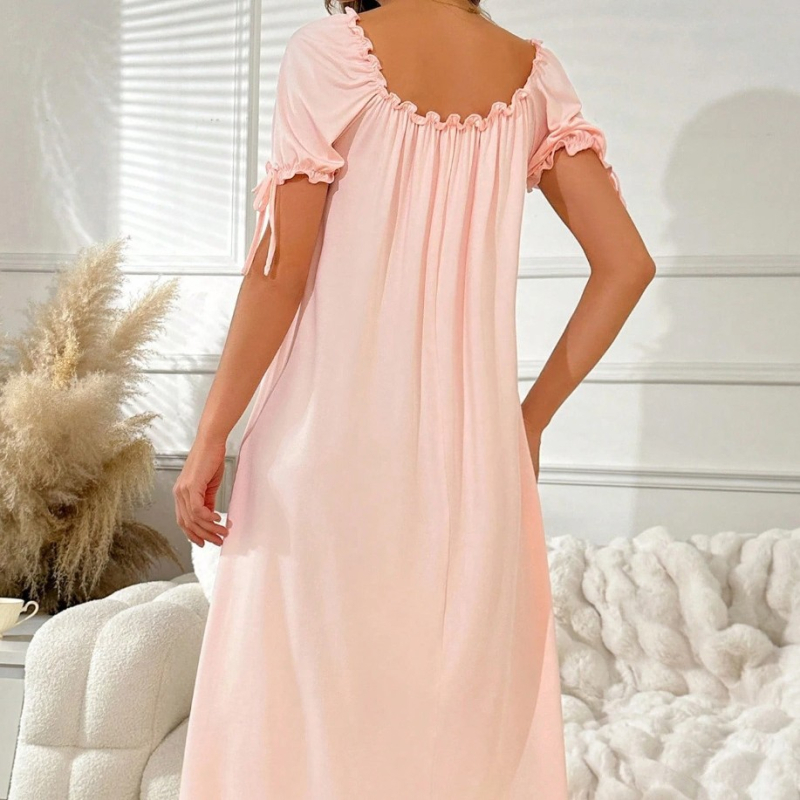 Hosszú női hálóing, poliészter anyagból, 3/4-s ujjak, négyszögletes gallér, vékony anyag 101–120 g/m², hosszú szoknya