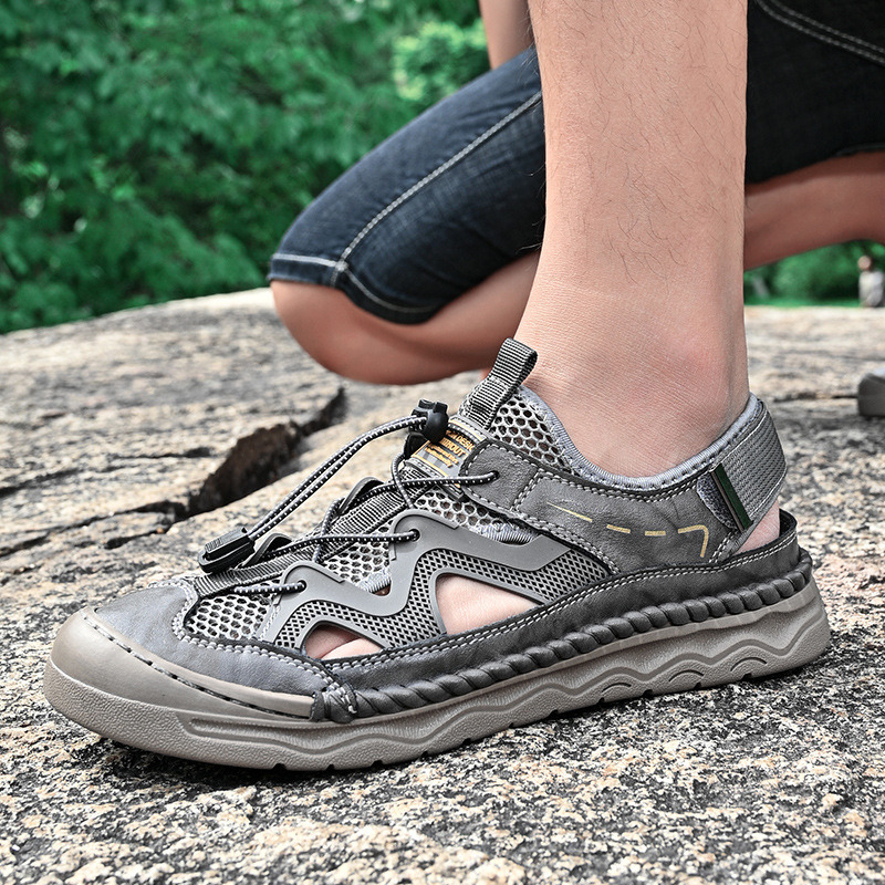 Sandale pentru bărbați, din piele microfibră, talpă din cauciuc, vârf închis, închidere cu bandă elastică, respirante și antiderapante