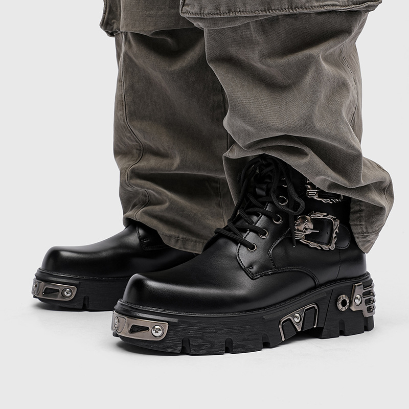 Bőr bokacsizma alacsony kivágással és vastag gumitalppal, kerek orr, oldalsó cipzár, magasság növelő dizájn