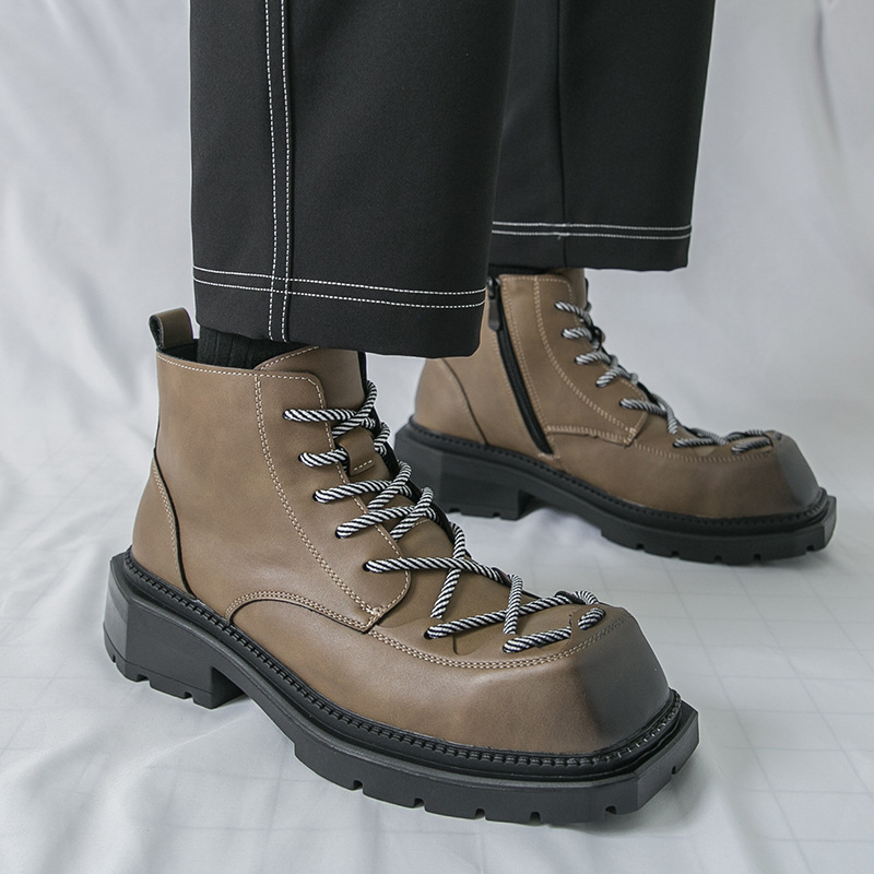 Férfi Martin csizma - mikroszálas felsőrész, gumitalp, négyszögletes orr, középmagas sarok 3-5 cm, masszív sarok, patent leather felület, PU belső, PU talpbetét, előre fűzés