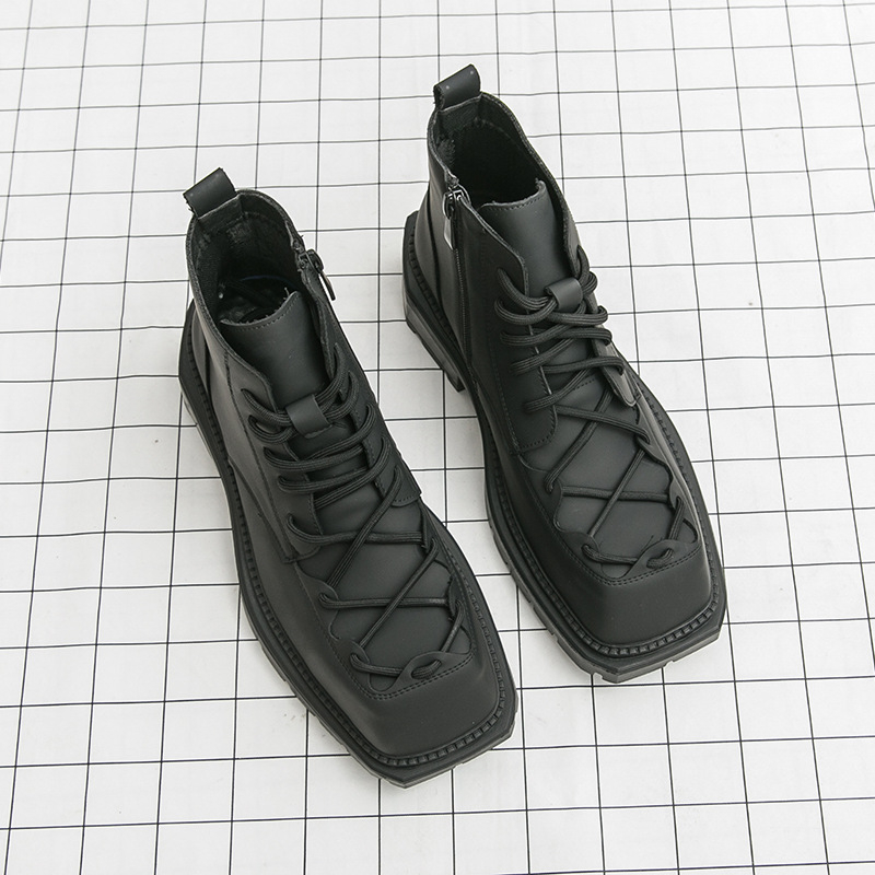 Férfi Martin csizma - mikroszálas felsőrész, gumitalp, négyszögletes orr, középmagas sarok 3-5 cm, masszív sarok, patent leather felület, PU belső, PU talpbetét, előre fűzés