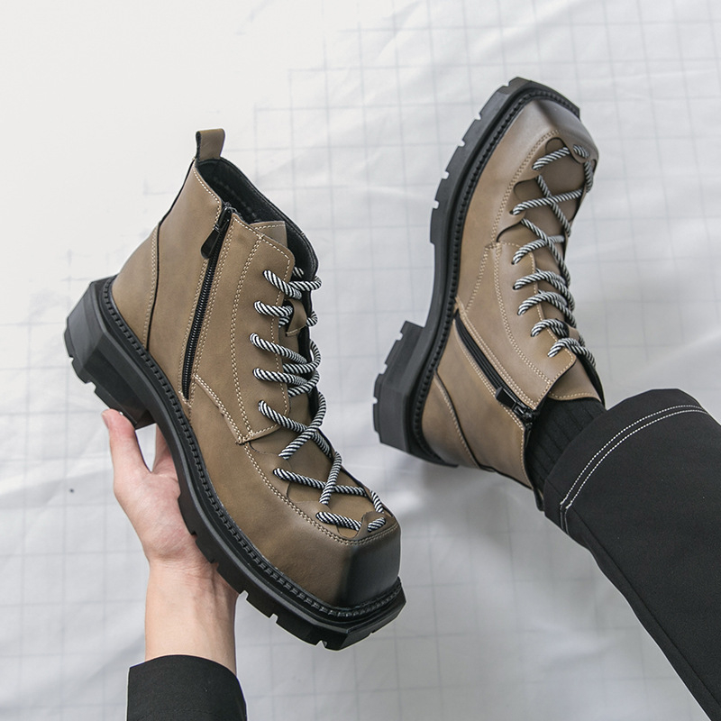 Férfi Martin csizma - mikroszálas felsőrész, gumitalp, négyszögletes orr, középmagas sarok 3-5 cm, masszív sarok, patent leather felület, PU belső, PU talpbetét, előre fűzés