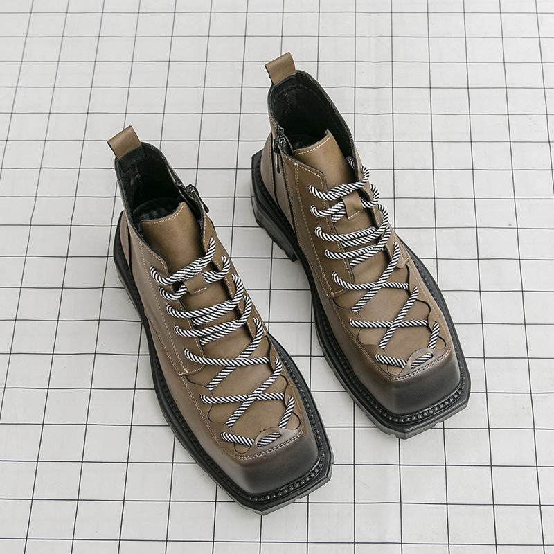 Férfi Martin csizma - mikroszálas felsőrész, gumitalp, négyszögletes orr, középmagas sarok 3-5 cm, masszív sarok, patent leather felület, PU belső, PU talpbetét, előre fűzés