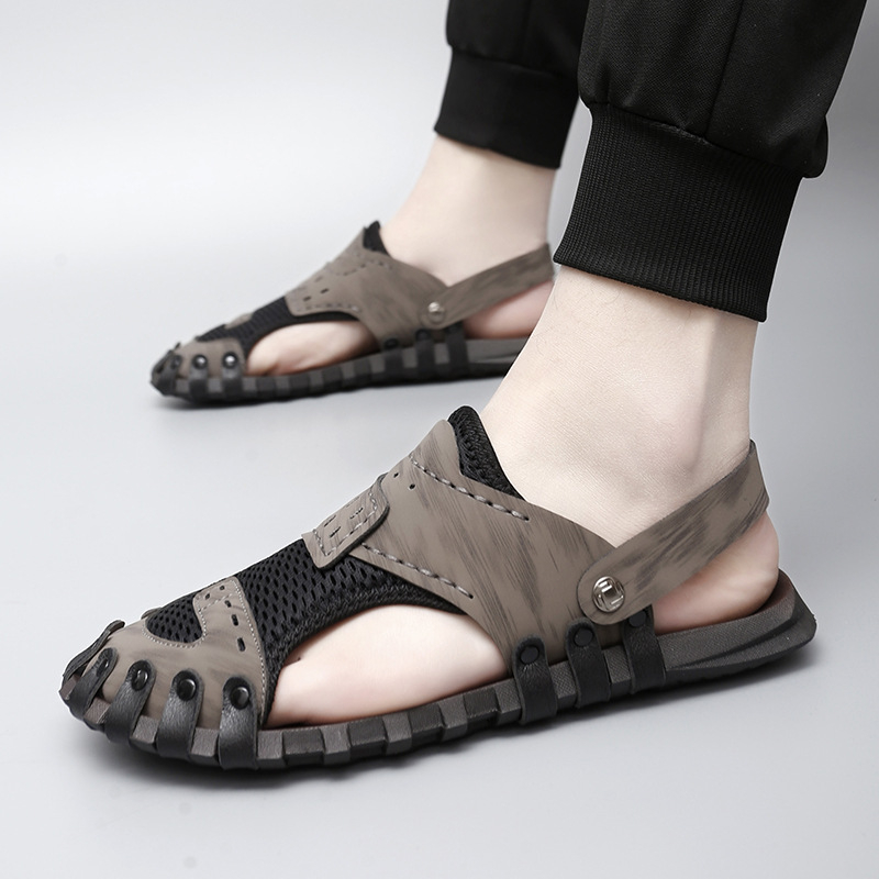 Férfi bőrszandálok – légáteresztő felső rész, belső hálószövés, slip-on elasztikus pánttal, gumírozott talppal, kültéri használatra