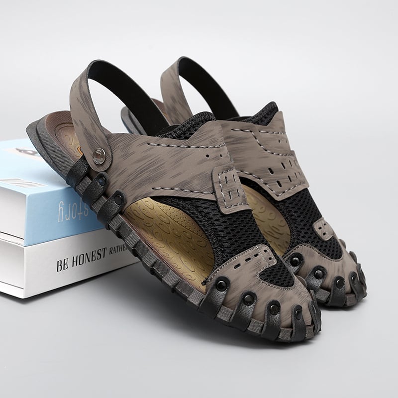 Férfi bőrszandálok – légáteresztő felső rész, belső hálószövés, slip-on elasztikus pánttal, gumírozott talppal, kültéri használatra