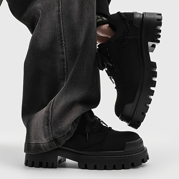 Vīriešu laivu kurpes: apaļa purngala, aizdare ar šņorēm, augšpuse no gumijas, zole no gumijas