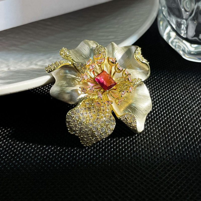 Varinė gėlės segė, elektroplaktas danga; forma: gėlė; stilius: fashion OL; leidimas: 2025 m. vasara