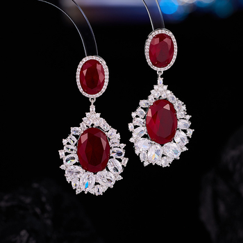 Σκουλαρίκια: Χαλκό με γεωμετρικό σχήμα σταγόνας, διακοσμημένα με ζιρκόνια, με ακίδες για τα αυτιά από 925 ασήμι, ελαφρύ στυλ πολυτέλειας