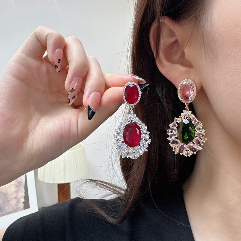 Σκουλαρίκια: Χαλκό με γεωμετρικό σχήμα σταγόνας, διακοσμημένα με ζιρκόνια, με ακίδες για τα αυτιά από 925 ασήμι, ελαφρύ στυλ πολυτέλειας