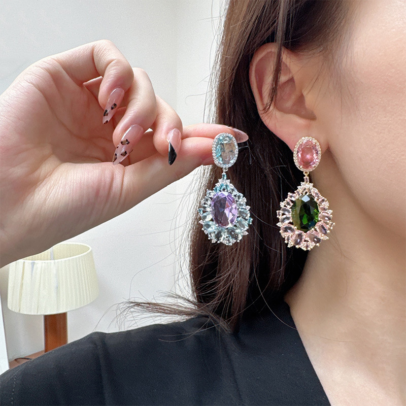 Σκουλαρίκια: Χαλκό με γεωμετρικό σχήμα σταγόνας, διακοσμημένα με ζιρκόνια, με ακίδες για τα αυτιά από 925 ασήμι, ελαφρύ στυλ πολυτέλειας