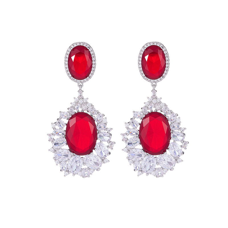 Σκουλαρίκια: Χαλκό με γεωμετρικό σχήμα σταγόνας, διακοσμημένα με ζιρκόνια, με ακίδες για τα αυτιά από 925 ασήμι, ελαφρύ στυλ πολυτέλειας