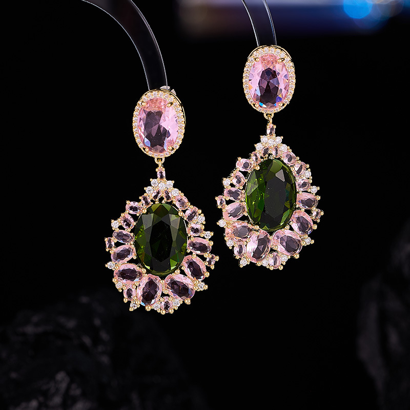 Σκουλαρίκια: Χαλκό με γεωμετρικό σχήμα σταγόνας, διακοσμημένα με ζιρκόνια, με ακίδες για τα αυτιά από 925 ασήμι, ελαφρύ στυλ πολυτέλειας