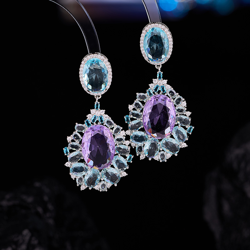 Σκουλαρίκια: Χαλκό με γεωμετρικό σχήμα σταγόνας, διακοσμημένα με ζιρκόνια, με ακίδες για τα αυτιά από 925 ασήμι, ελαφρύ στυλ πολυτέλειας