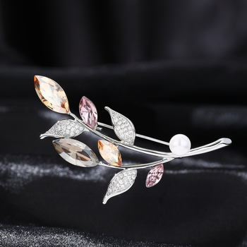 Ziedu formas brošs ar diamenta ielietojumu, vara pamats, cirkonija ieliekums, Princeses sērija