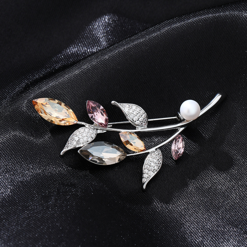 Gėlės formos segė su deimantų įdėklu, varinis pagrindas, cirkonio įdėklas, Princesių serija