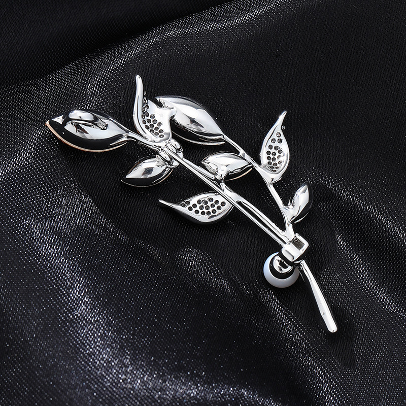 Gėlės formos segė su deimantų įdėklu, varinis pagrindas, cirkonio įdėklas, Princesių serija