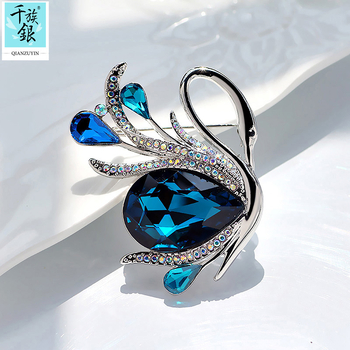 Swan Brooch su Thousand Family Silver prekės ženklu, moters dizainas Kinų vėjas stilius, gyvūnų motyvas (Medžiaga: lydinys; Prekės ženklas: Thousand Family Silver; Stilius: Moterų, Kinų vėjas; Motyvas: Gyvūnai; Apdorojimas: Deimantas)