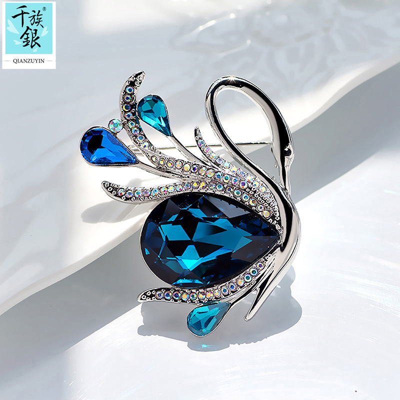 Swan Brooch su Thousand Family Silver prekės ženklu, moters dizainas Kinų vėjas stilius, gyvūnų motyvas (Medžiaga: lydinys; Prekės ženklas: Thousand Family Silver; Stilius: Moterų, Kinų vėjas; Motyvas: Gyvūnai; Apdorojimas: Deimantas)