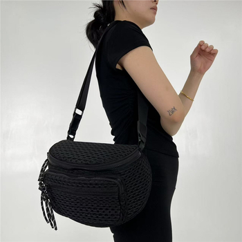 Τσάντα crossbody από διχτυωτό νάιλον, αστικός μινιμαλισμός, ορθογώνιο σχήμα, κλείσιμο με φερμουάρ, επένδυση πολυεστέρα