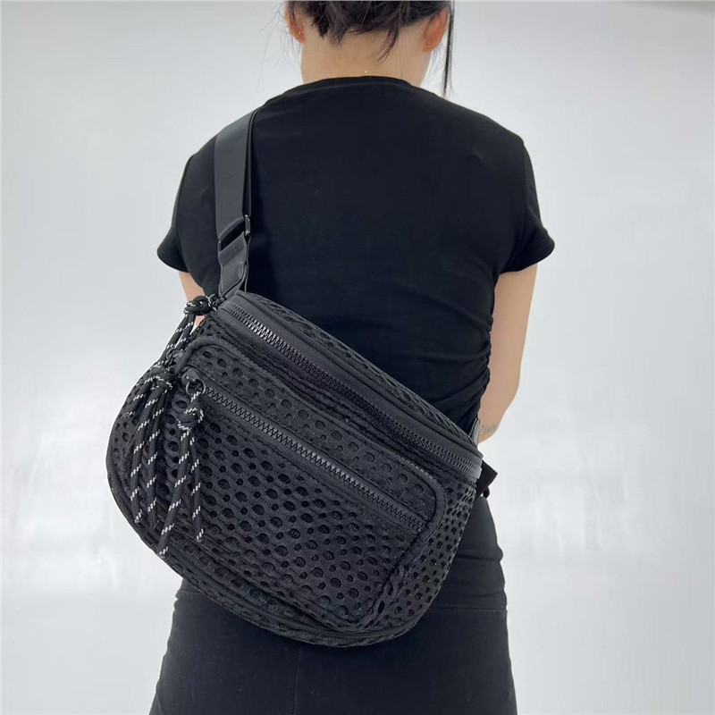 Nailono tinklinė crossbody rankinė, miesto minimalistinis stilius, stačiakampio formos, užtrauktuko uždarymas, poliesterio pamušalas