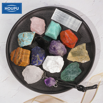 Кутия за минерални образци с чайни кристали и натрошени камъни