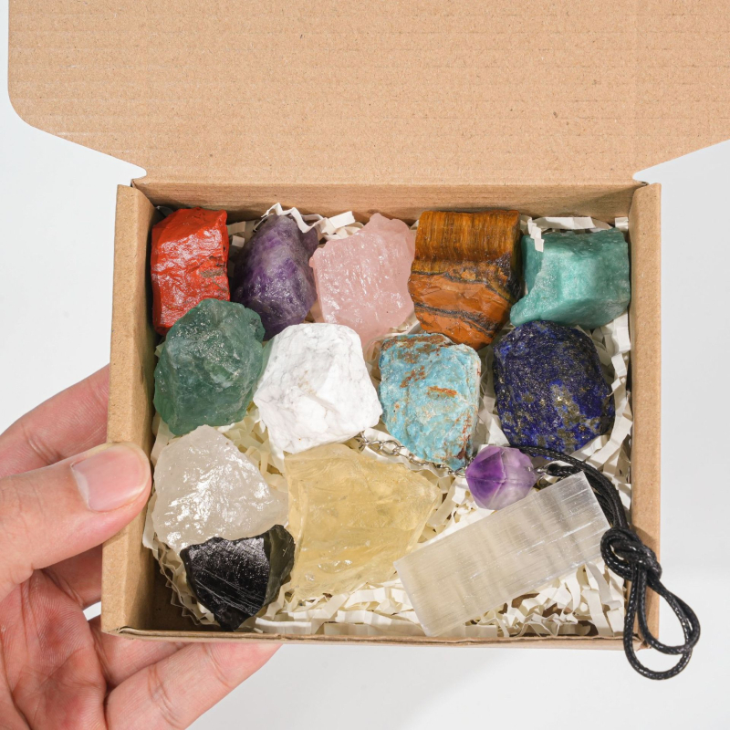 Кутия за минерални образци с чайни кристали и натрошени камъни