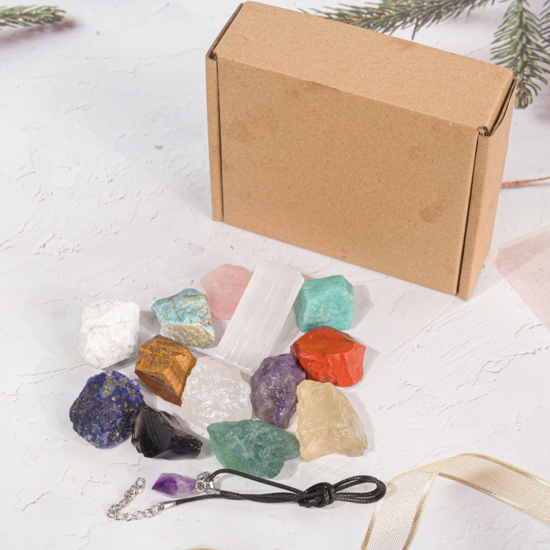 Кутия за минерални образци с чайни кристали и натрошени камъни