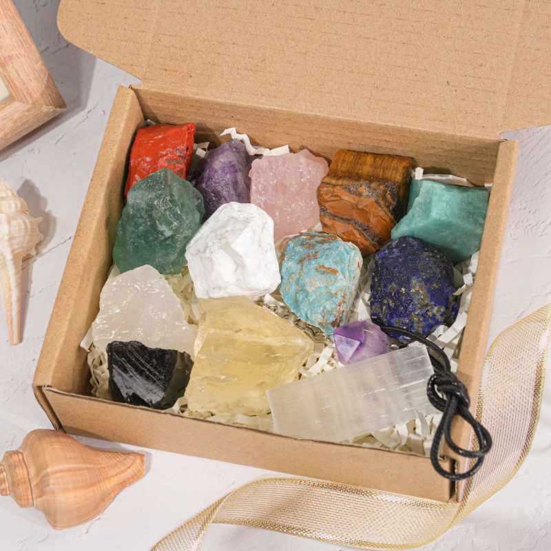 Кутия за минерални образци с чайни кристали и натрошени камъни