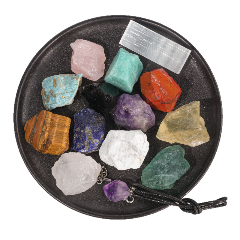 Кутия за минерални образци с чайни кристали и натрошени камъни