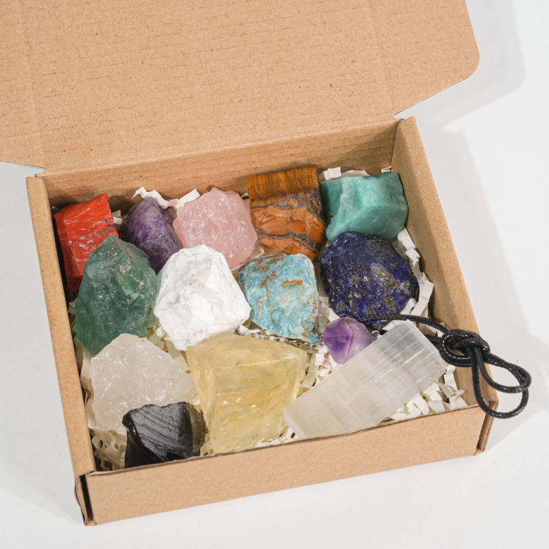 Кутия за минерални образци с чайни кристали и натрошени камъни