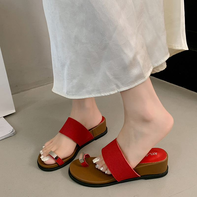 Zárt orrú szandál, PU felsőrész, gumitalp, kerek orr, mindennapi stílus, nyár 2025