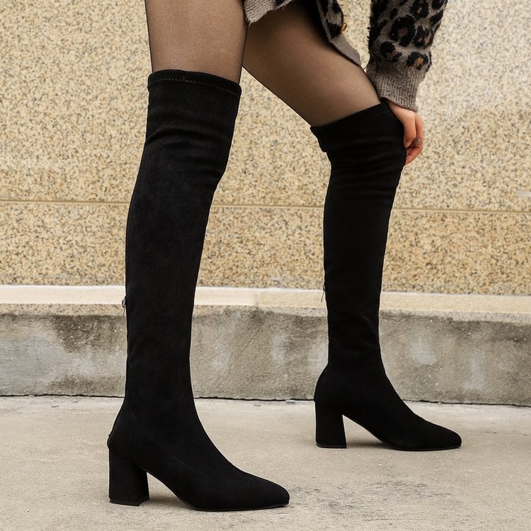 Aukštakulniai virš kelių iš velūro, ašus pirštas, 6–8 cm masyvus kulnas, užtrauktukas gale, Europos–Amerikos stilius žiemai