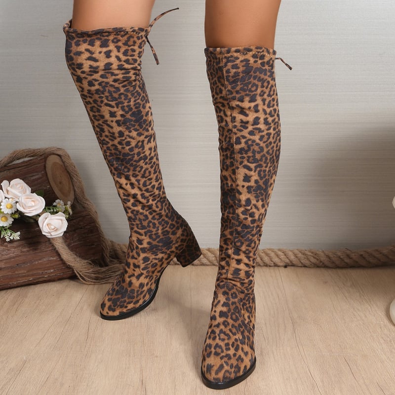 Aukštakulnės per kelio su velūro viršutine dalimi, leopard spausdinimu, užpakaline raišteliu, storu kulnu 6–8 cm