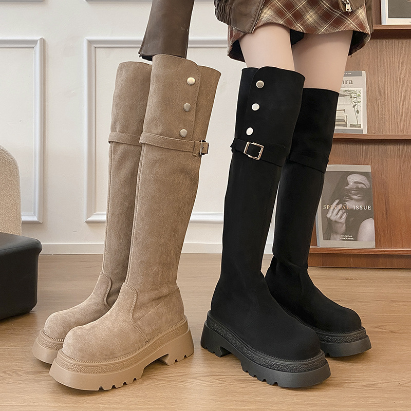 Jodinėjimo auliniai virš kelių, aukštį didinantys, atsparūs vandeniui, neslįstantys, vidutinio kulno 3-5 cm