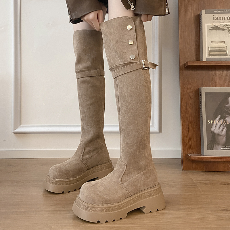 Jodinėjimo auliniai virš kelių, aukštį didinantys, atsparūs vandeniui, neslįstantys, vidutinio kulno 3-5 cm