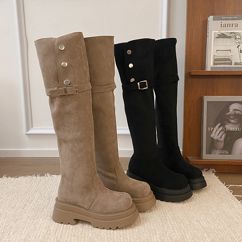 Jodinėjimo auliniai virš kelių, aukštį didinantys, atsparūs vandeniui, neslįstantys, vidutinio kulno 3-5 cm