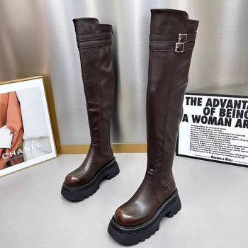 Moterų kelių bateliai virš kelio, dirbtinė oda, aukštas stiebas, apvali nosis, storas kulnas, užsegimas užpakalyje, vidutinio aukščio kulnas 3–5 cm