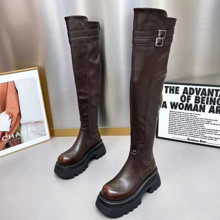 Moterų kelių bateliai virš kelio, dirbtinė oda, aukštas stiebas, apvali nosis, storas kulnas, užsegimas užpakalyje, vidutinio aukščio kulnas 3–5 cm