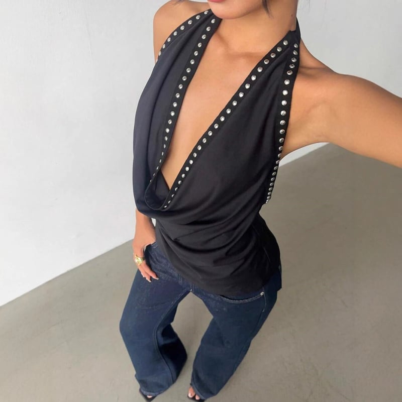 Halter kleita bez muguras, dziļš V-dekolēts, šaurs siluets, metāla detaļas, poliestera audums