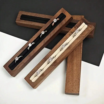Set de afișare bijuterii din lemn de nuc, cu suport pentru coliere, cercei și inele; personalizare disponibilă; origine Heze; cod produs 001; marcă Minghang; ambalare într-o cutie.