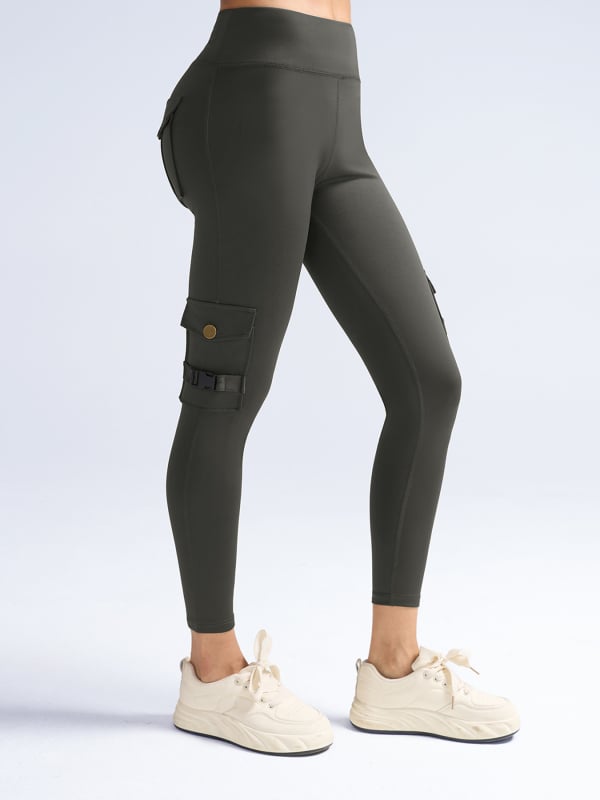 Дамски спортни панталони от полиестер и еластан, дълги до глезена, с множество джобове, формящи и тесен силует