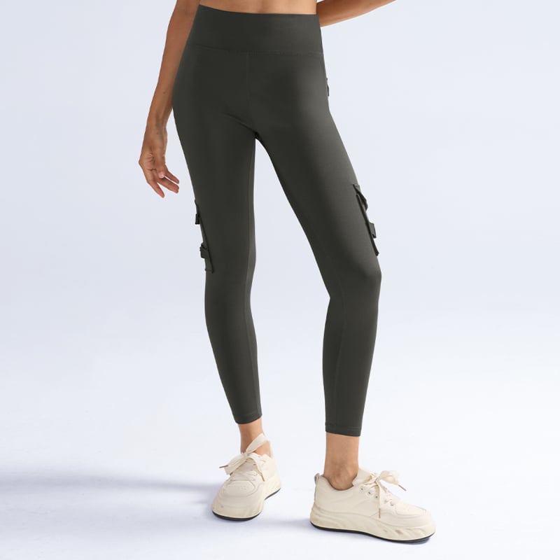 Дамски спортни панталони от полиестер и еластан, дълги до глезена, с множество джобове, формящи и тесен силует