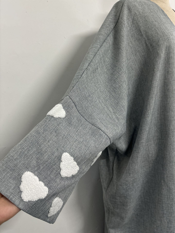 Μακρύ ρόμπα με μανίκια μπατγουίν και κέντημα με συννεφιά, ανοιχτή μπροστινή μεριά, φαρδύ καφτάν, πολυεστέρας 95%+, Καλοκαίρι 2025