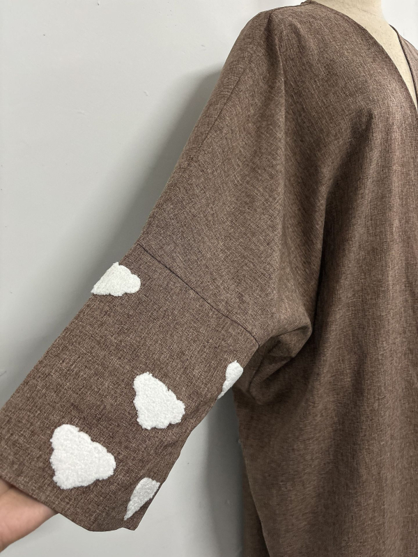 Μακρύ ρόμπα με μανίκια μπατγουίν και κέντημα με συννεφιά, ανοιχτή μπροστινή μεριά, φαρδύ καφτάν, πολυεστέρας 95%+, Καλοκαίρι 2025